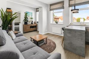 ein Wohnzimmer mit Sofa und Tisch in der Unterkunft Old town apartment Klaipėda free parking in Klaipėda