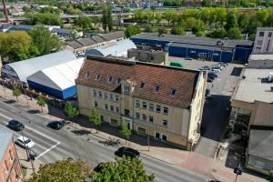einen Blick über eine Stadtstraße mit einem Gebäude in der Unterkunft Old town apartment Klaipėda free parking in Klaipėda