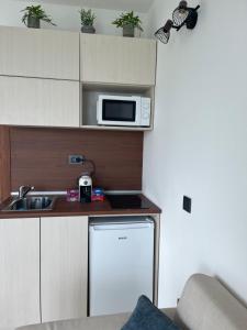 Η κουζίνα ή μικρή κουζίνα στο Luxury Studio Golf Coast with sea view
