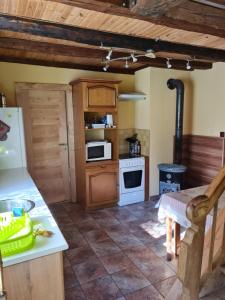 eine Küche mit Theke und Herd oberen Backofen in der Unterkunft la maison bleue in Sainte-Marie-aux-Mines