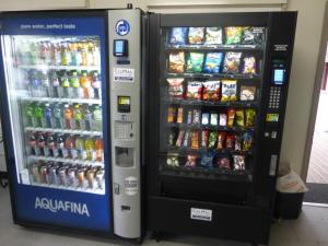 uma máquina de venda automática cheia de bebidas e refrigerantes em Red Roof Inn Stroudsburg em Stroudsburg