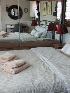 twee bedden met handdoeken bovenop in een slaapkamer bij Studio-Appartement Isidora in Alexandroupoli