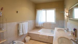 Casa Magnaにあるバスルーム +23枚の写真