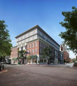韦斯特切斯特Hotel Indigo West Chester - Downtown by IHG的街道上一座大型砖砌建筑,街道交叉口