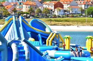 einen Wasserpark mit einer Wasserrutsche am Strand in der Unterkunft Casa Baltar, Sanxenxo, a 100m de la playa de Baltar in Sanxenxo