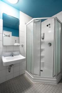 ein Bad mit einer Dusche und einem Waschbecken in der Unterkunft Auberge Internationale de Quebec - HI CANADA in Québec