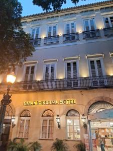 里約熱內盧的住宿－Riale Imperial Flamengo，建筑一侧有标志的酒店