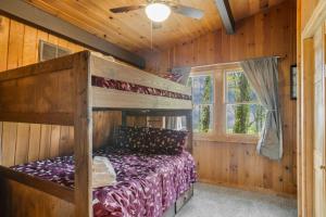 a bedroom with a bunk bed in a cabin at Fairway to Heaven on Beech in Beech Mountain