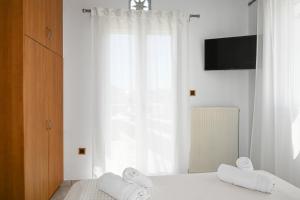 a bedroom with a bed with two towels on it at Sporados house in Stení