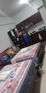 1 dormitorio con 2 camas y sábanas saludables en CP19P TWINBED COZY ROOM Near at Venice Mall en Manila