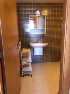 uma pequena casa de banho com um lavatório e um espelho em Apartamento El Ático de Celorio em Celorio