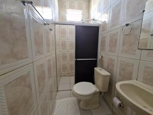 Ένα μπάνιο στο HOTEL E RESTAURANTE ILHA BELA