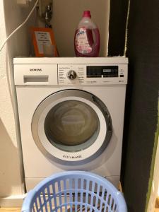 uma máquina de lavar roupa num canto de um quarto em Entzückendes Doppelzimmer em Steffisburg
