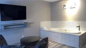 TV a/nebo společenská místnost v ubytování Hotel Newstar Montréal