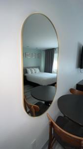 Postel nebo postele na pokoji v ubytování Hotel Newstar Montréal