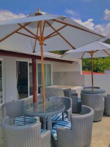 德拉維加的住宿－Juan de la vega，庭院内桌椅和遮阳伞