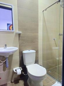 里奧阿查的住宿－ANAJIRAWAA HOTEL，浴室配有卫生间、盥洗盆和淋浴。