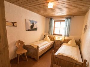 1 dormitorio con 2 camas y ventana en Holiday home for a family getaway, en Schwangau
