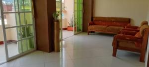 a waiting room with two chairs and a couch at Hostal La GRAN Familia in Manta
