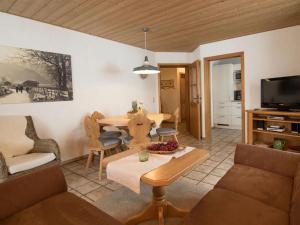 sala de estar con mesa y sofá en Holiday home for a family getaway, en Schwangau