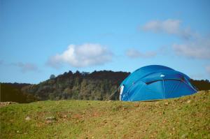 ein blaues Zelt auf einem Hügel in der Unterkunft Pop Up Camping For Walking Distance To Luton BBC Radio 1 Big Weekend With 1 Allocated Parking Space in Luton