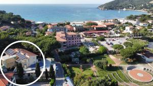 eine Luftaufnahme einer Stadt am Meer in der Unterkunft Hotel Monna Lisa in Procchio