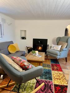 uma sala de estar com um sofá e uma mesa em Sweet Lamb Farmhouse em New Ross