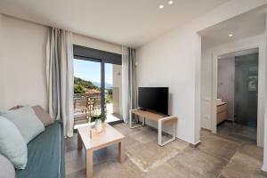 TV a/nebo společenská místnost v ubytování Quiet & Cozy, Aura House