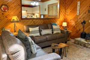 un soggiorno con divano in pelle in una camera in legno di Family Fun a Gatlinburg