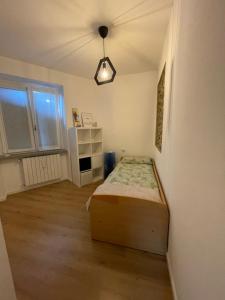 um quarto com uma cama no canto de um quarto em La Casa di Satèn - Appartamento in Franciacorta em Erbusco