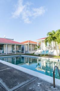 ein Bild eines Swimmingpools in einem Haus in der Unterkunft Talk of the Town Inn & Suites - St Eustatius in Oranjestad