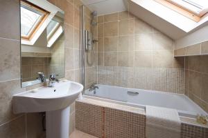 uma casa de banho com um lavatório e uma banheira em Home Farm Cottages, Glendaruel, Argyll. Scotland em Clachan of Glendaruel