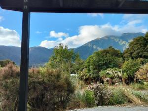 Blick auf die Berge von einem Busfenster in der Unterkunft Jackson's Retreat Alpine Holiday Park in Jacksons