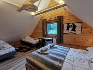 Giường trong phòng chung tại SZCZYRKOWKA DOMEK-SZCZYRK