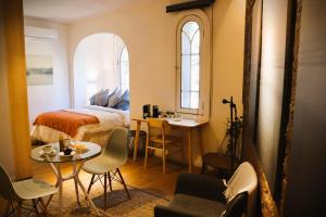 una camera con letto, tavolo e sedie di Departamento con encanto en icónico Barrio Lastarria a Santiago