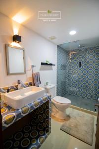 bagno con lavandino e servizi igienici di A01 Full Suite Mini Dept at Plaza Acequia a Cuautitlán Izcalli