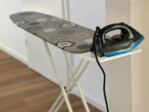 un snowboard sur une table avec des écouteurs dessus dans l'établissement FeWo für 7 Personen/Netflix/Parking/WLAN/stilvoll, à Pöttmes
