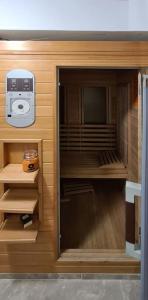 um pequeno quarto com uma sauna e um micro-ondas em Hisa idej em Sežana