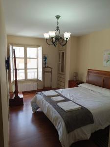 een slaapkamer met een bed met handdoeken erop bij El espolon in Comillas