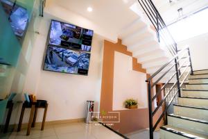 uma escada numa casa com uma televisão na parede em A02 Full Suite ‖ Mini Dept at Plaza Acequia em Cuautitlán Izcalli