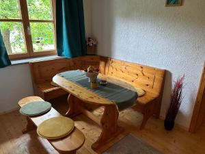 un tavolo in legno e una panca in una stanza di Ferienwohnung Mariana a Bad Ischl