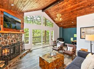 The Mighty Pines Retreat + Large Patio + BBQ+View!的休息区
