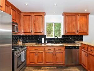 The Mighty Pines Retreat + Large Patio + BBQ+View!的厨房或小厨房