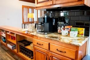 The Mighty Pines Retreat + Large Patio + BBQ+View!的厨房或小厨房