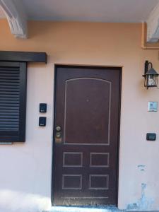 una puerta delantera de una casa con una puerta negra en Court Inn, en Galliate