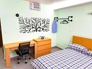 um quarto com uma secretária e uma cama e uma secretária em MINI DEPARTAMENTOS PLAZA ACEQUIA em Cuautitlán Izcalli