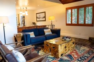The Mighty Pines Retreat + Large Patio + BBQ+View!的休息区