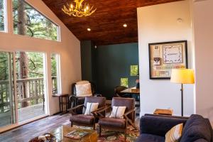 The Mighty Pines Retreat + Large Patio + BBQ+View!的休息区