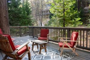 The Mighty Pines Retreat + Large Patio + BBQ+View!的阳台或露台