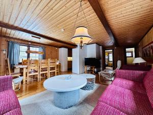 un soggiorno con divani viola e tavolo di Sälentoppen a Sälen